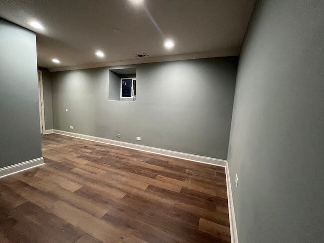 Building Photo - 1446 W Irving Park Rd