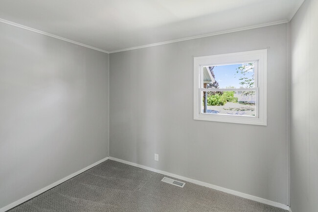 Building Photo - 26 Normandy Dr E