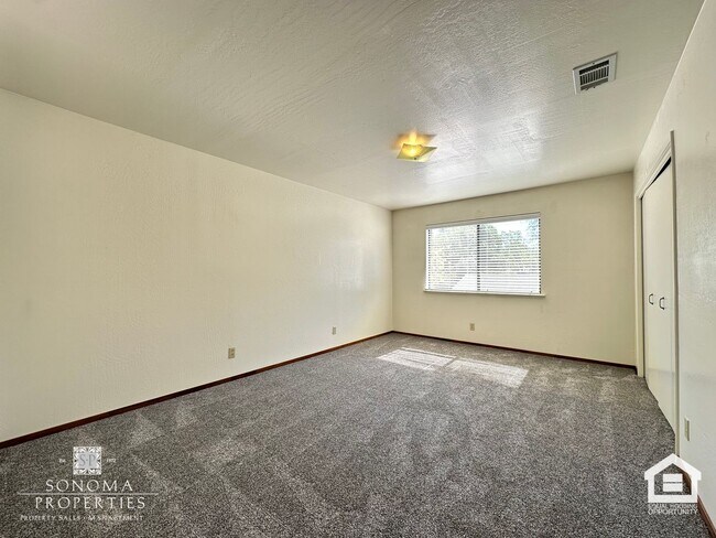 Building Photo - Spacious 4+BD/3BA Two-Story Home with Expansive Yard