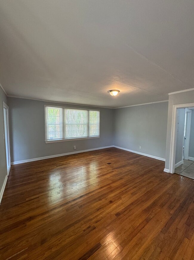 Building Photo - Freshly Renovated 3/2 Single Family in Wes...