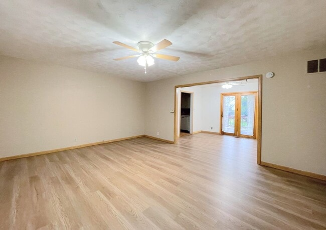 Building Photo - 2 bed brick home outside town