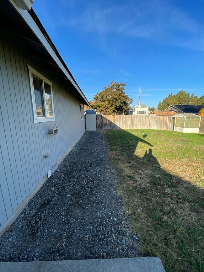 Building Photo - 3 Bedroom / 2 Bathroom Home in SW Redmond - PENDING APPLICATION