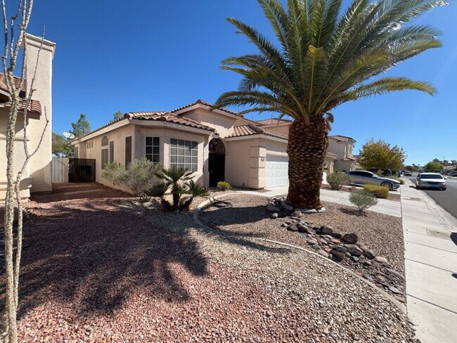 Building Photo - Don't miss out on this single-story home!