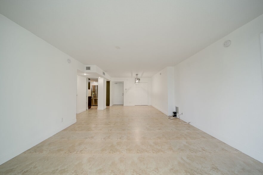 Building Photo - 100 Bayview Dr