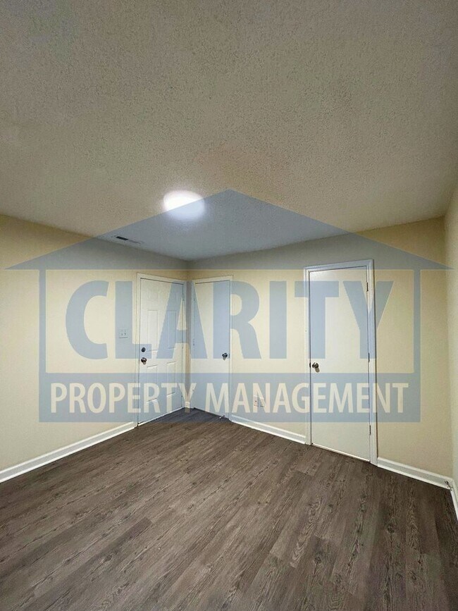 Building Photo - Two bedroom townhome w/ cathedral ceilings!