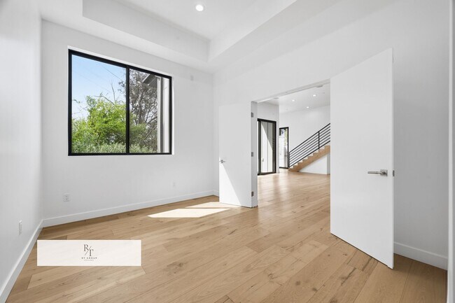 Building Photo - Luxury Modern Living with Stunning LA Skyline Views