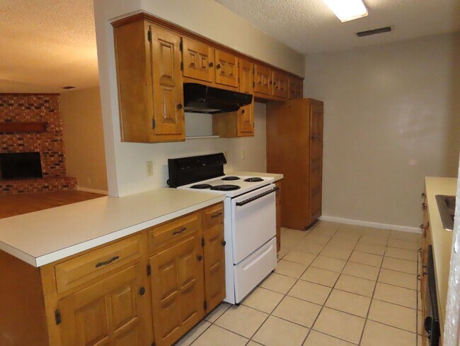 Building Photo - South Tyler! Spacious 3 Bedroom Duplex w/G...