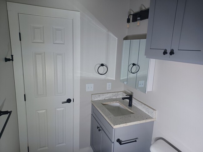 Building Photo - 1945 E Washington St