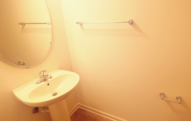 Building Photo - Beautiful and Bright 3 bedroom 2.5 bath Townhouse in Brightleaf with a Garage!!