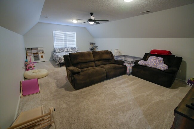 Building Photo - 218 English Walnut Dr