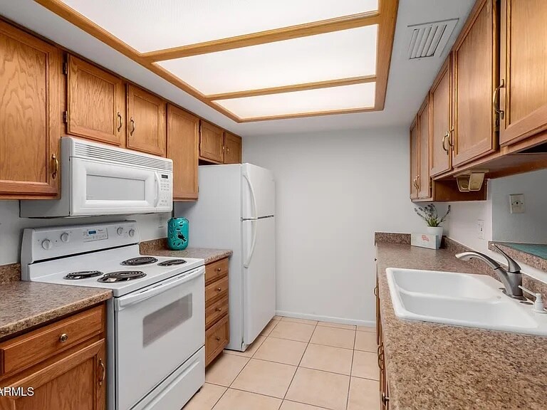 Building Photo - 2146 West Isabella #254