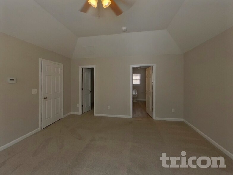 Building Photo - 528 Tulip Ln