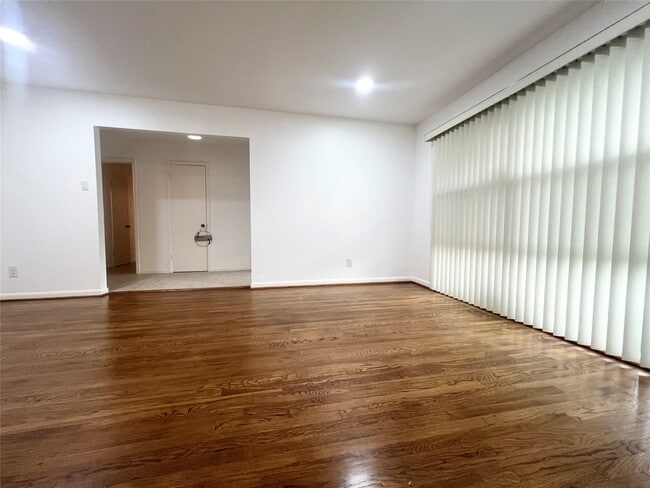 Building Photo - 5546 Beechnut St