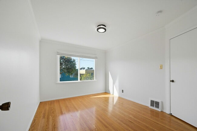 Building Photo - 72 Huntington Dr