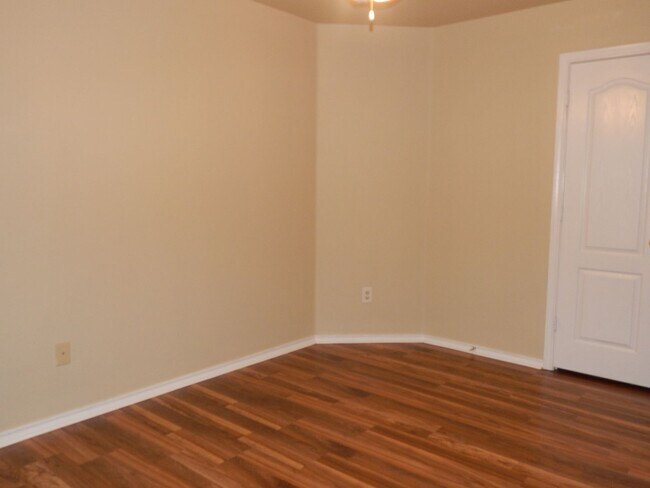 Building Photo - South Tyler - Handsome 3 Bedroom, 2 Bath H...