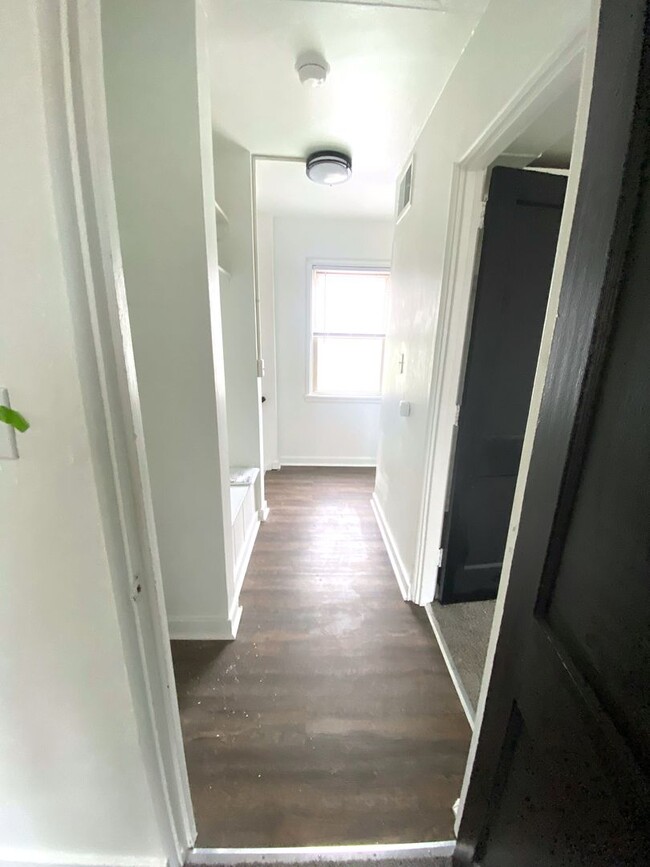 Building Photo - Renovated Split Level Townhome!