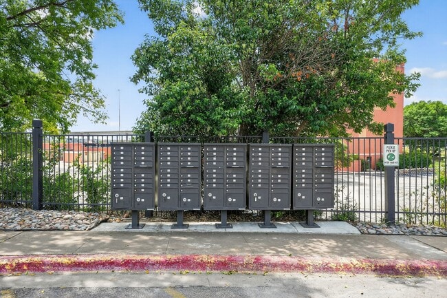 Building Photo - 935 La Posada Dr