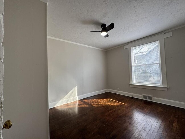 Building Photo - 836 S Broadway Ave