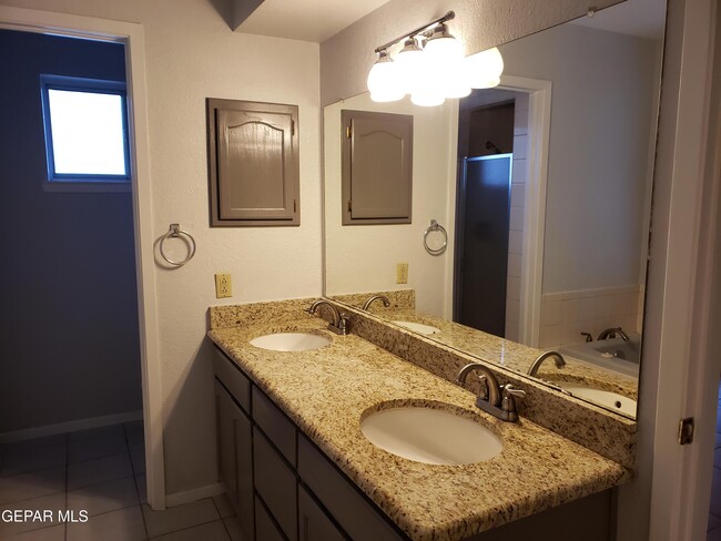 Building Photo - 4365 Loma De Oro Dr