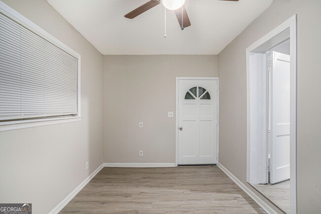 Building Photo - 864 Northview Dr