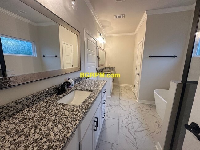 Building Photo - 4 BD 2 BA