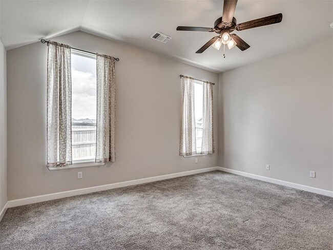 Building Photo - 915 Kings Canyon Rd