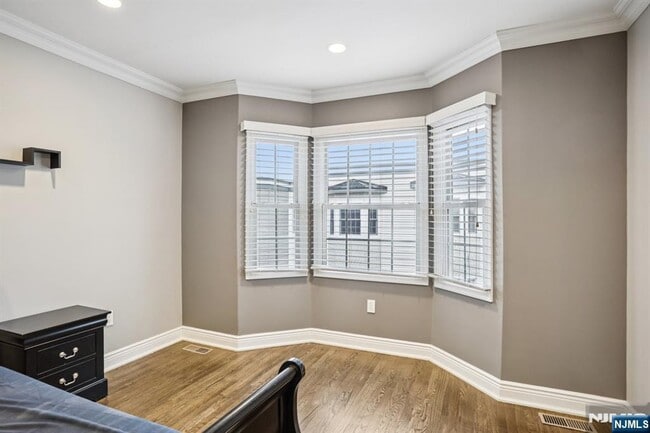 Building Photo - 343 The Promenade