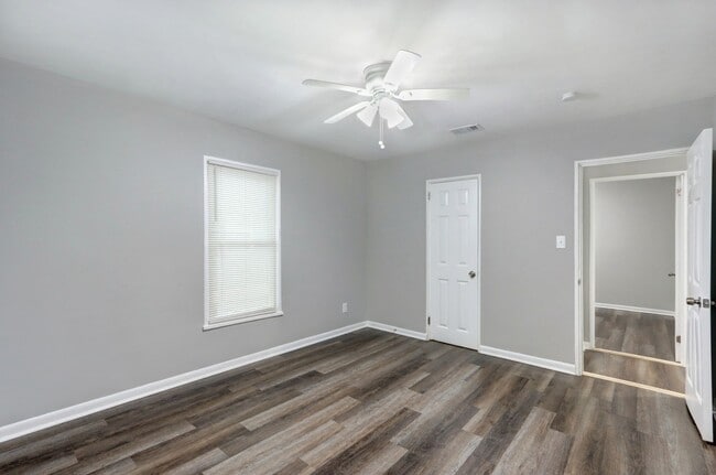 Building Photo - Large 3BR/2BA East Savannah House For Rent