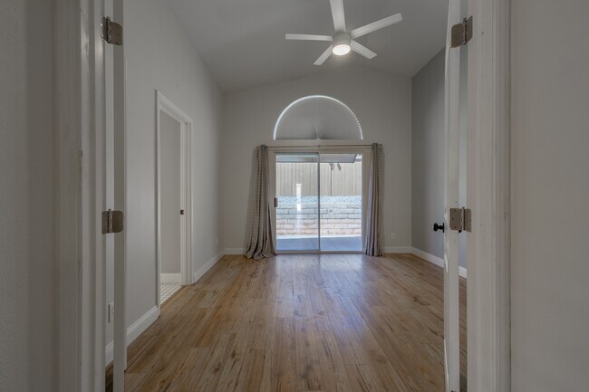 Building Photo - 27263 Family Cir