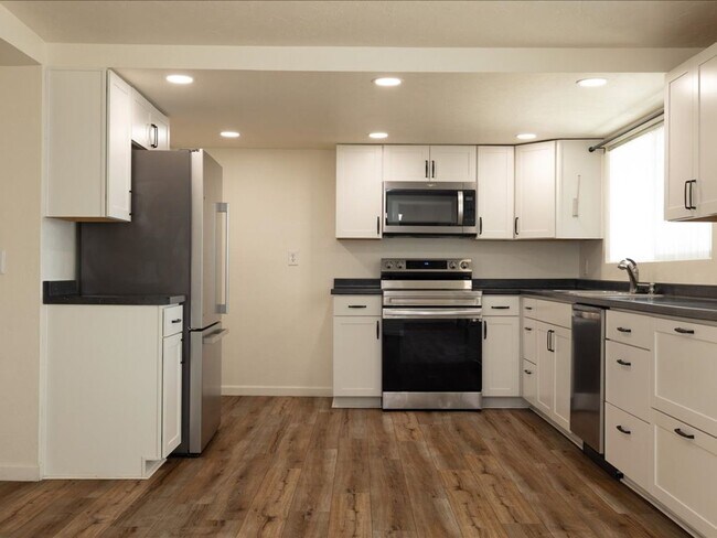 Building Photo - 4 Bedroom 2 Bathroom