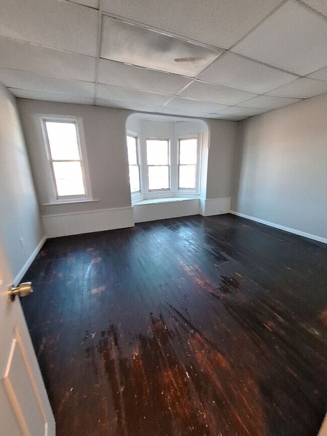 Building Photo - Pet Friendly 5 Bedroom Home in York!