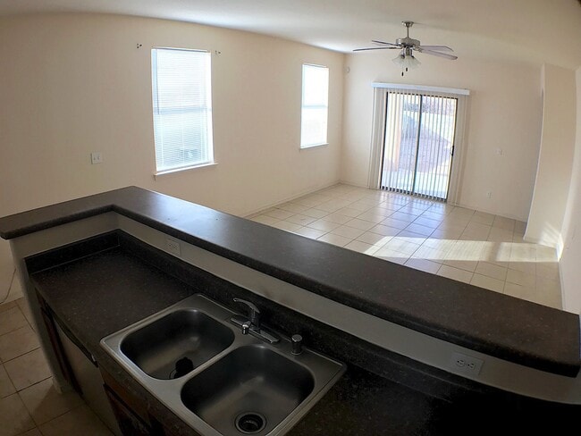 Building Photo - East El Paso 3bed/2bath Refrig A/C