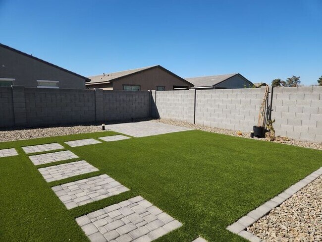 Building Photo - Mountain view single story home.