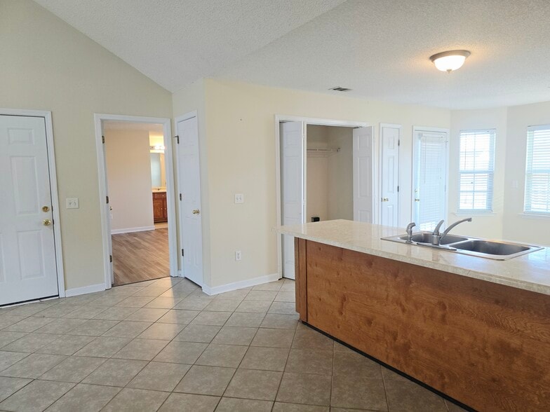 Building Photo - 111 Quarterhorse Dr