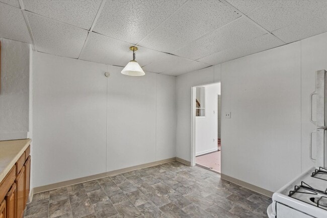 Building Photo - Bright 3 Bedroom, 1.5 Bath Home with Private Yard!