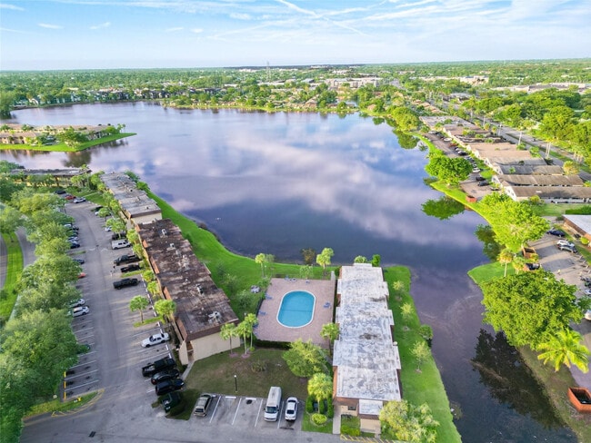 Building Photo - 416 Lakeside Dr