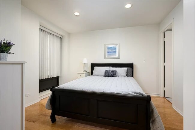 Building Photo - 40 E Delaware Pl