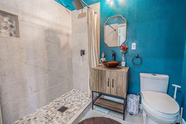 Building Photo - Studio ADU – Private Yard & Modern Finishes!