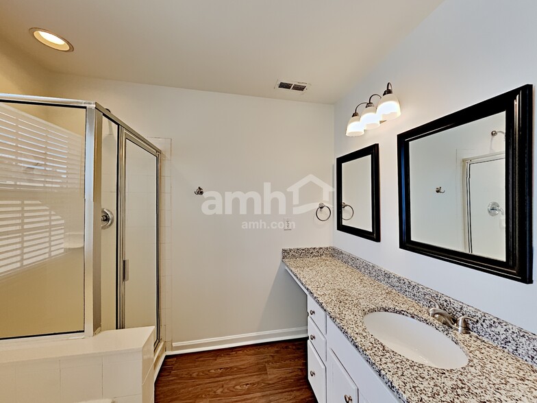 Building Photo - 1019 Canopy Dr