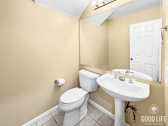 Building Photo - Immaculate 4Bd/2.5Ba Home with New Fridge, AC, Fenced Back Patio in Aliso Viejo!