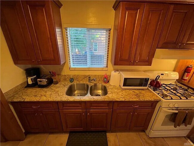 Building Photo - Warm & Cozy Single-Story Home in Big Bear City