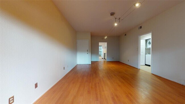 Building Photo - 9707 Richmond Ave