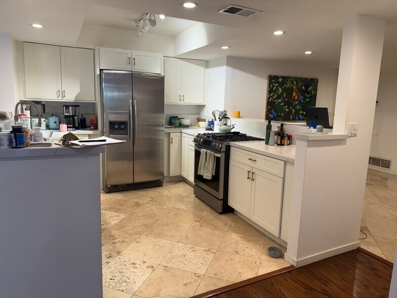 Building Photo - 6748 Hillpark Dr