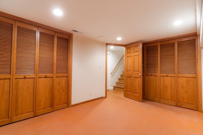 Building Photo - Private river access and stunning views from this home on Harmon Blvd! + Bonus Room