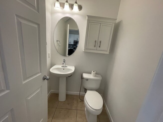 Building Photo - 3 Bed/2.5 Bath, 2 Story Townhome in Legacy Park