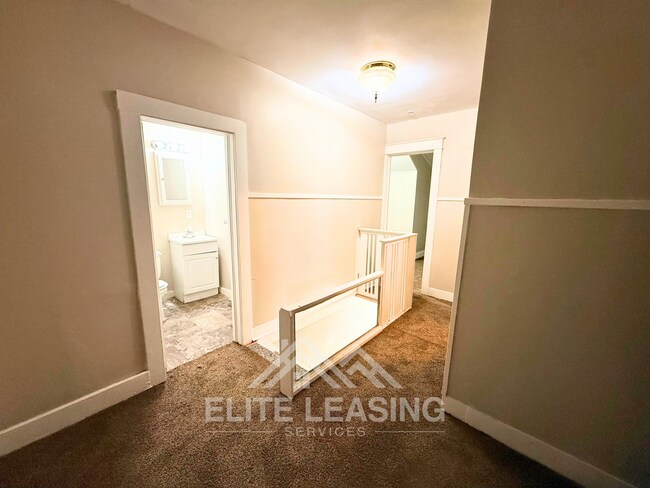 Building Photo - Charming 3 Bedroom Home Near Downtown Topeka!