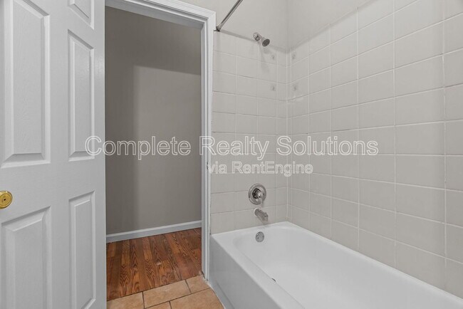 Building Photo - 3021 Iowa Ave