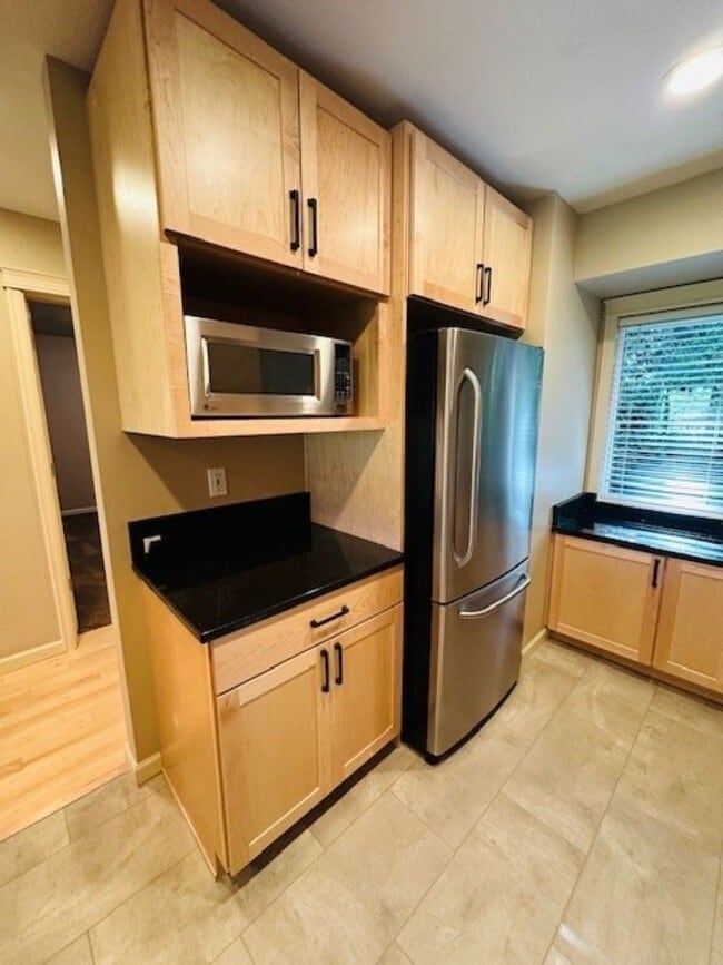Building Photo - 2Bd/1Ba Bellevue Condo