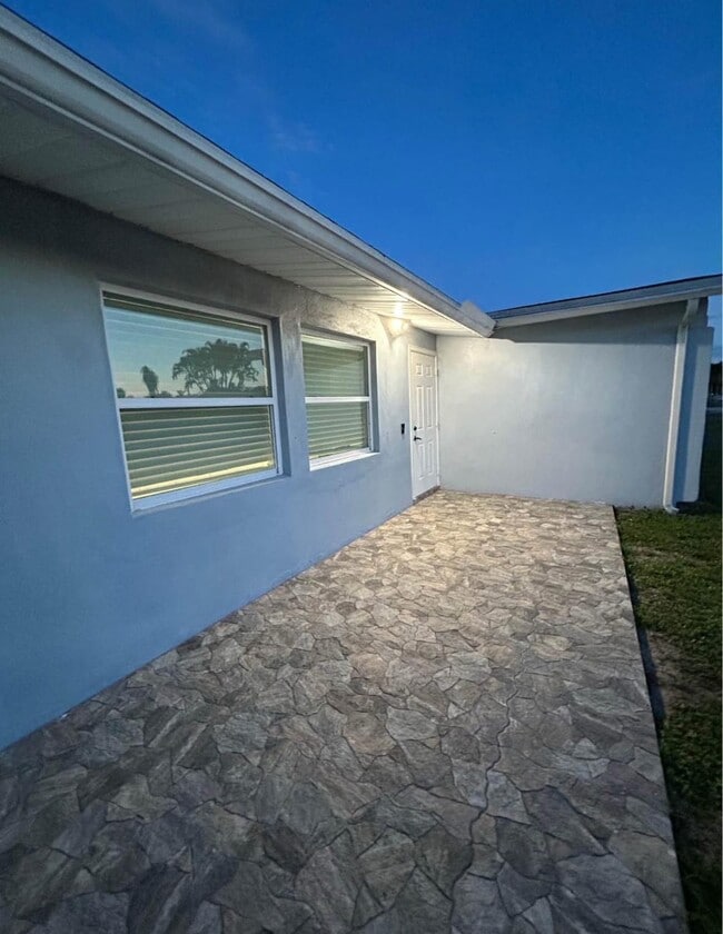 Building Photo - 1228 Victoria Dr