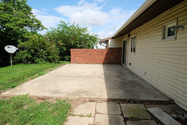 Building Photo - 3 Bed 1.5 Bath home on quiet street with g...